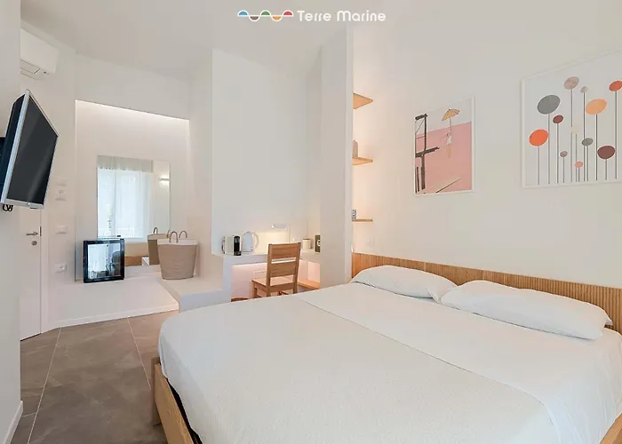 Isabella, Terre Marine Πανσιόν 3*